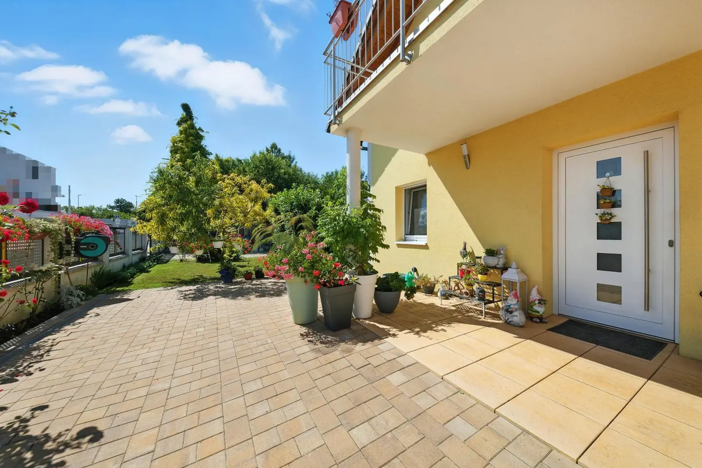 Sonnige Wohnung mit privatem Garten und Garage