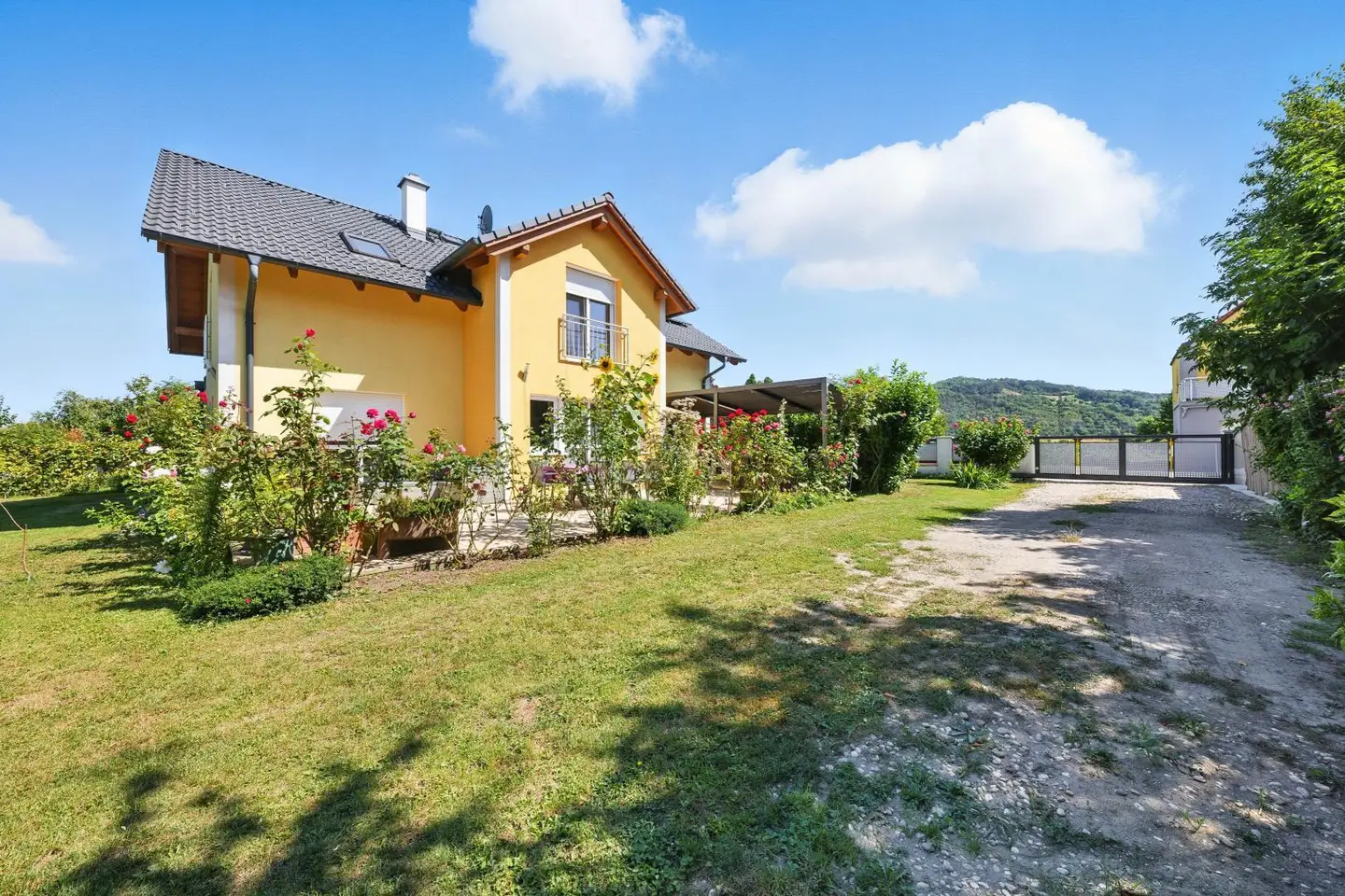 Sonnige Wohnung mit privatem Garten und Garage