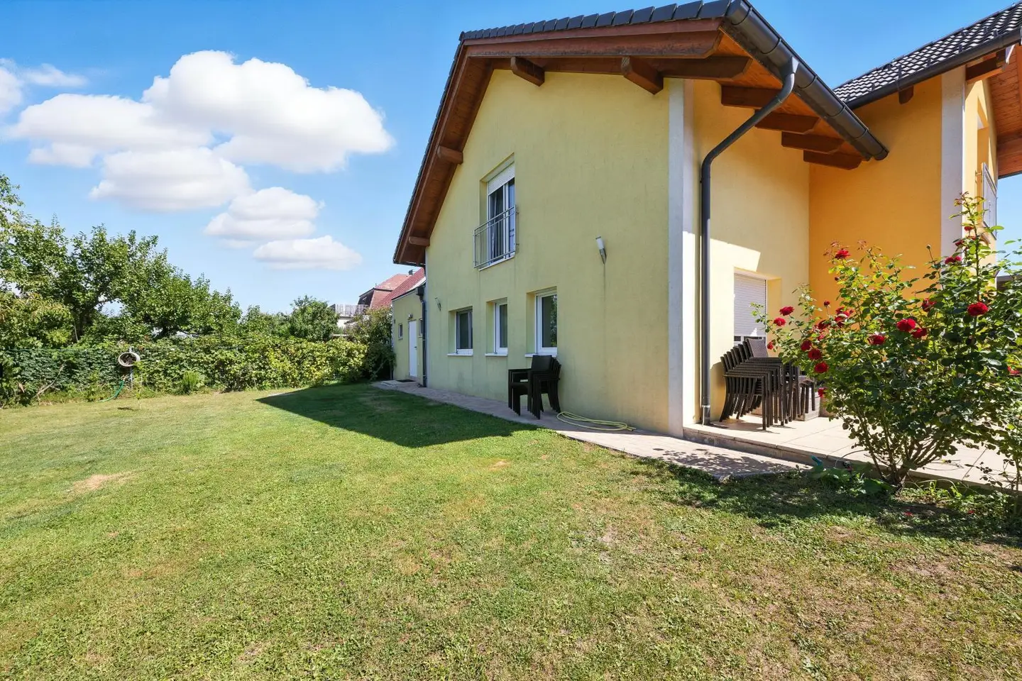 Sonnige Wohnung mit privatem Garten und Garage