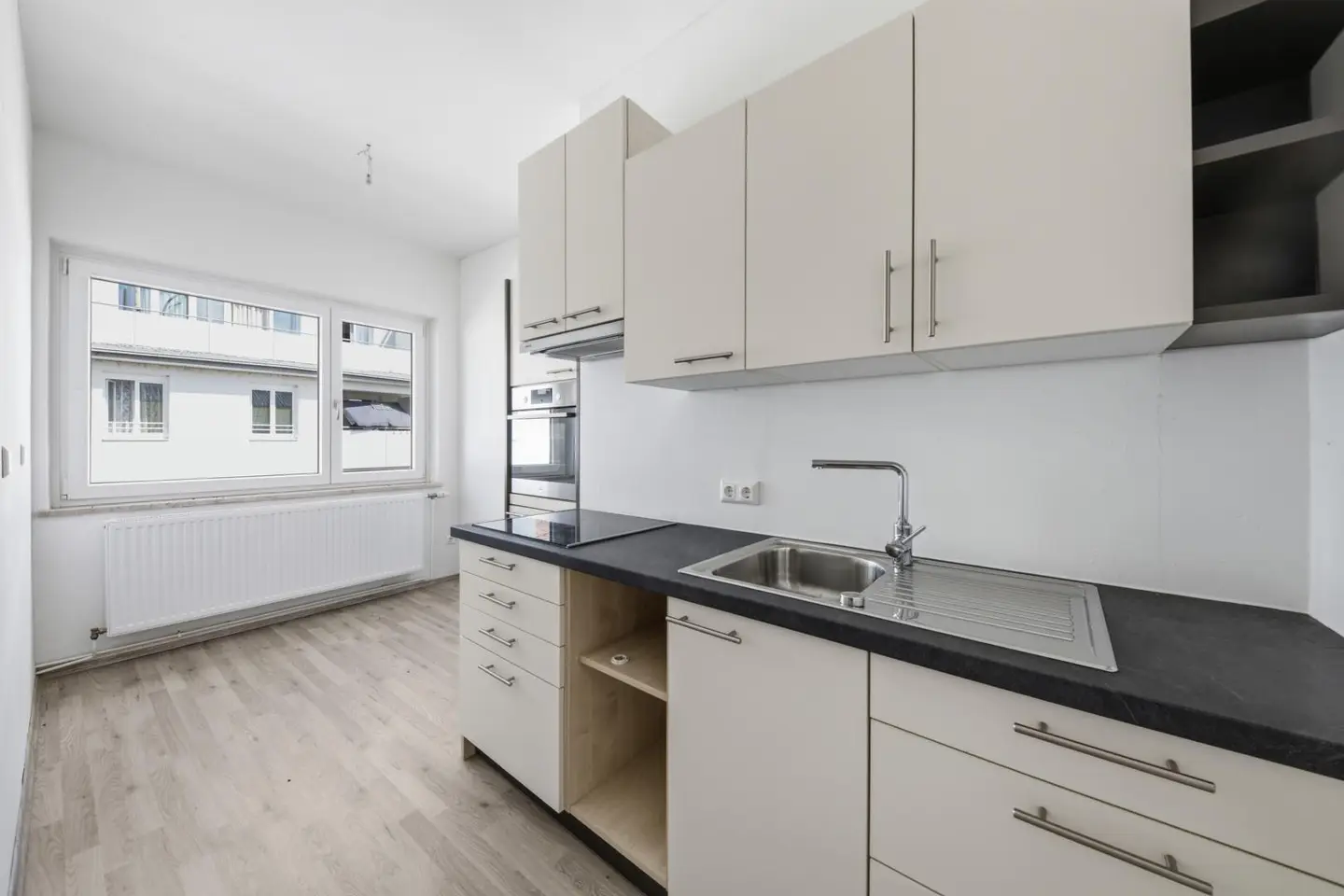Garçonnière centrally located within walking distance to main square and station