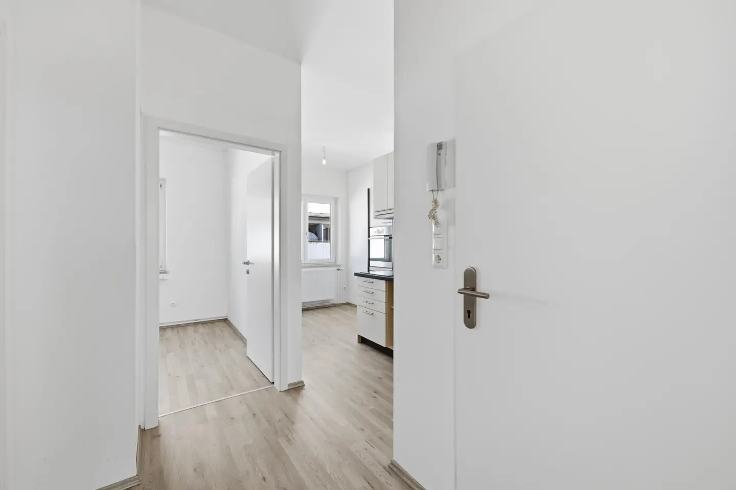 Garçonnière centrally located within walking distance to main square and station