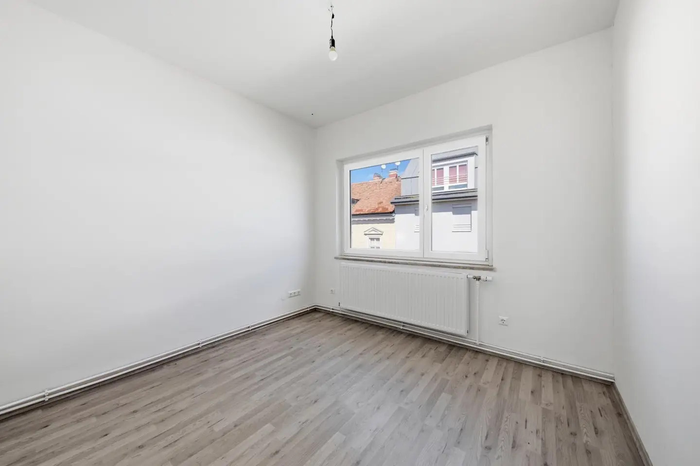 Garçonnière centrally located within walking distance to main square and station