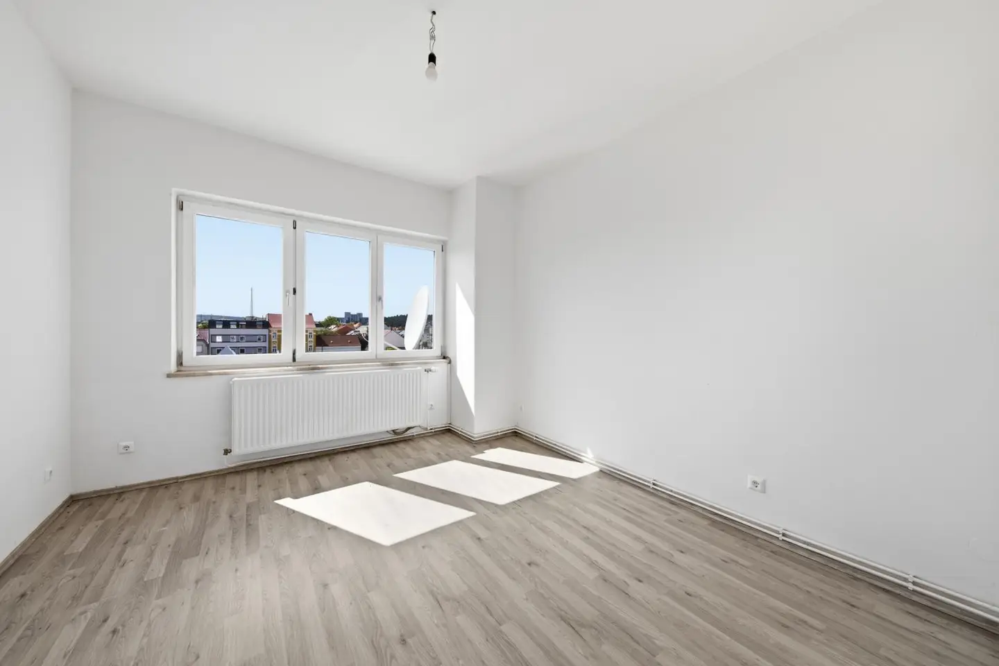 Garçonnière centrally located within walking distance to main square and station