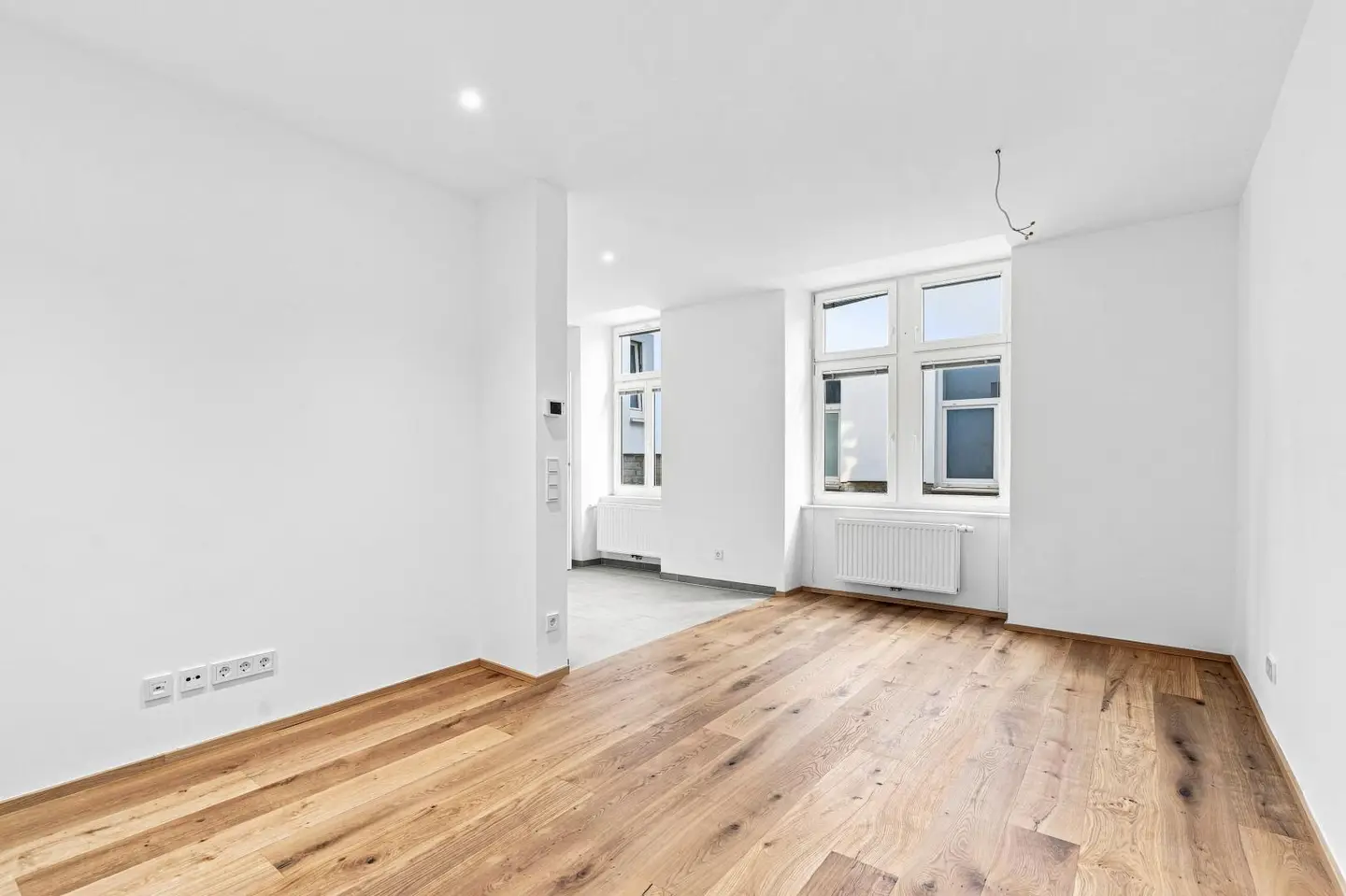 Bright ground floor apartment with excellent transport links