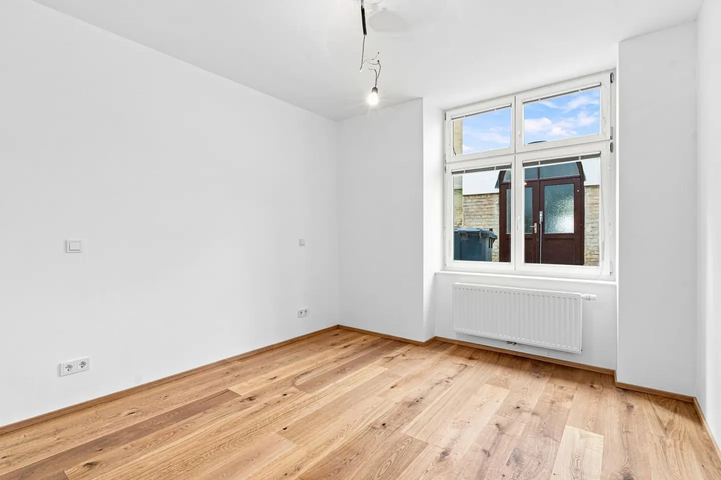 Bright ground floor apartment with excellent transport links