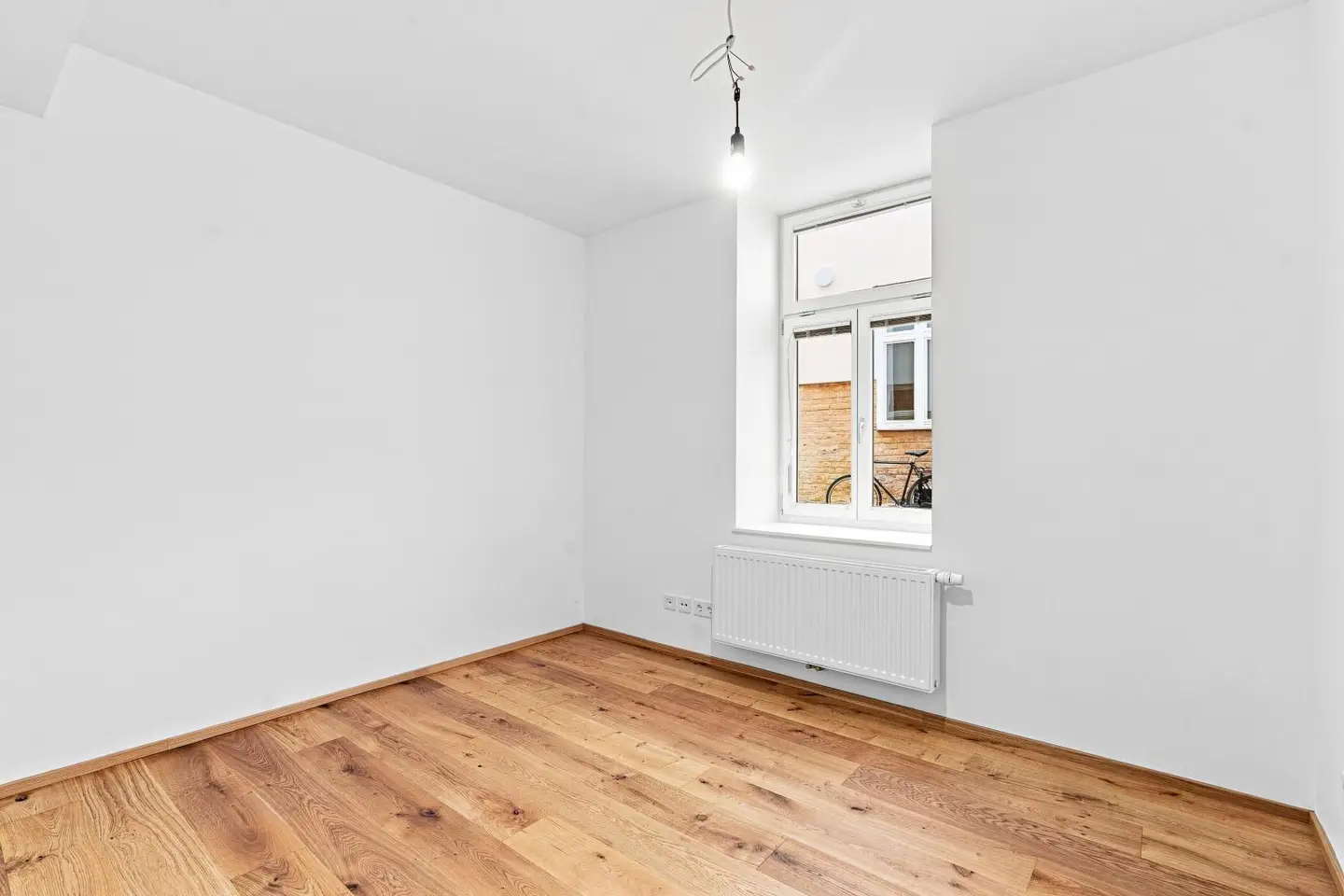 Bright ground floor apartment with excellent transport links
