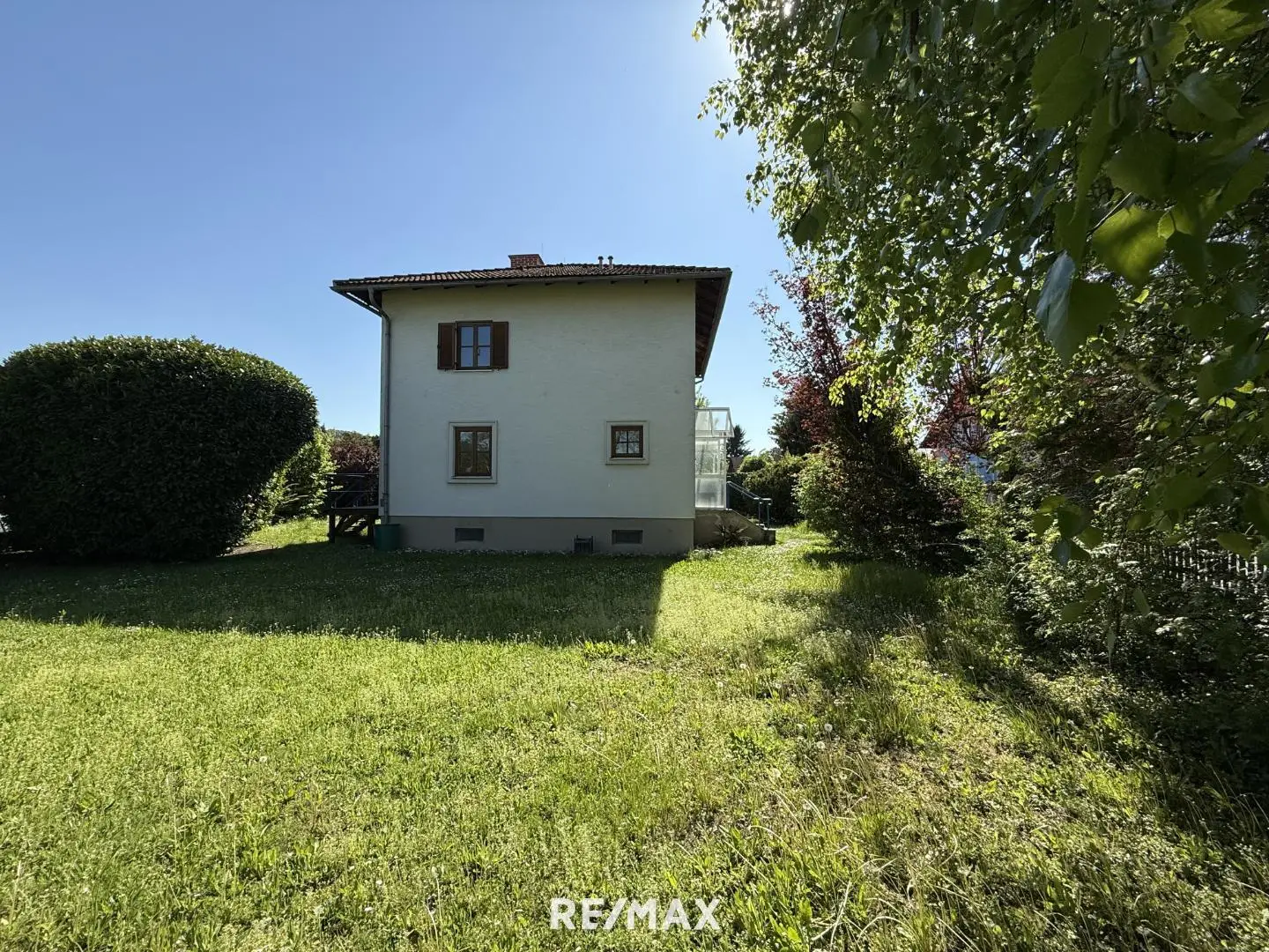 Familienwohnung mit großem Naturgarten und Wintergarten