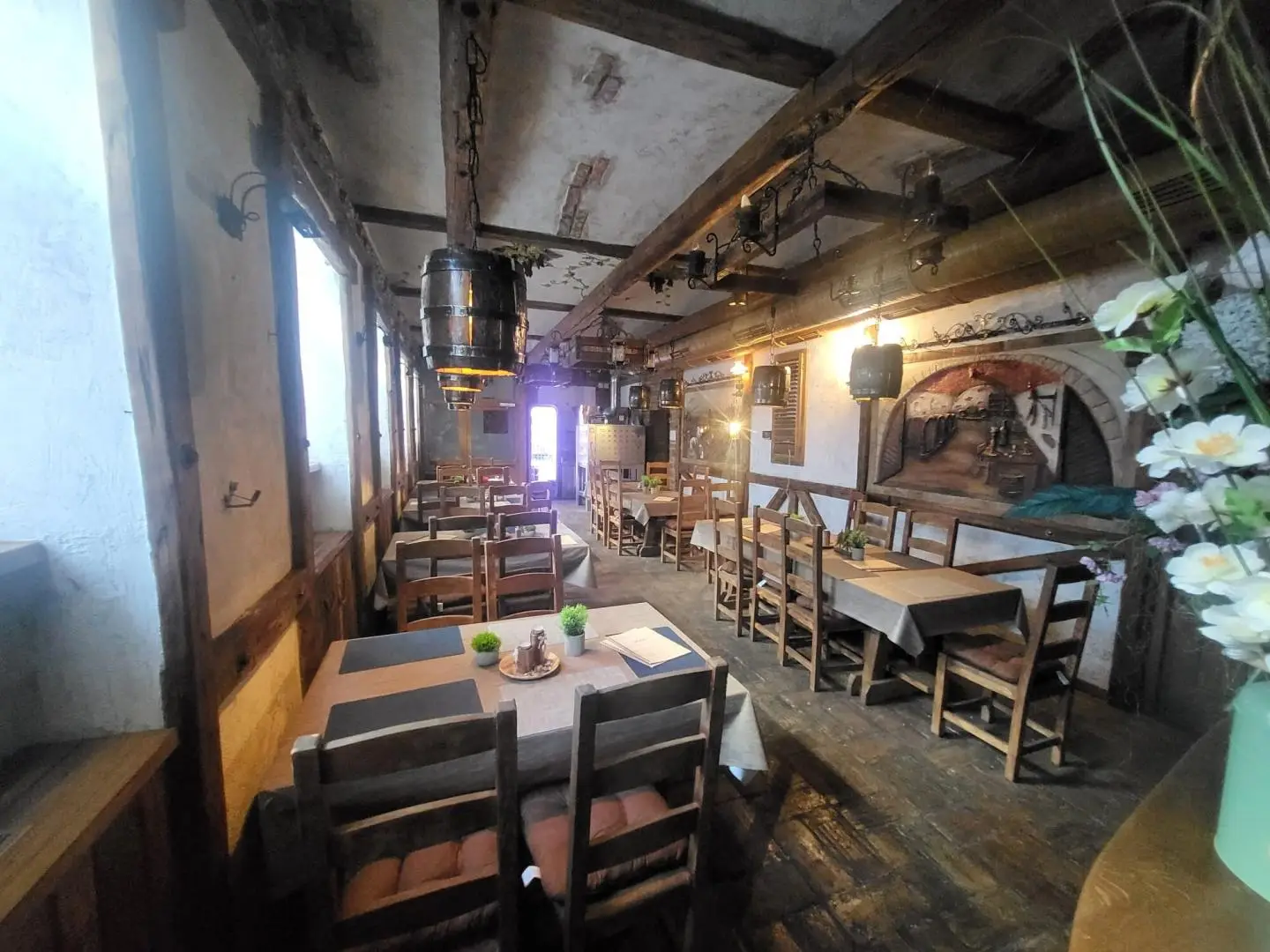 Betriebsbereites Lokal mit Holzkohlengrill Wohnung