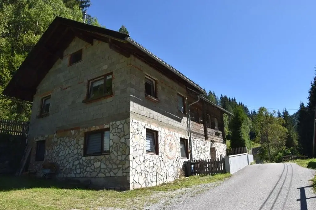 Familienwohnung with large natural garden and parking
