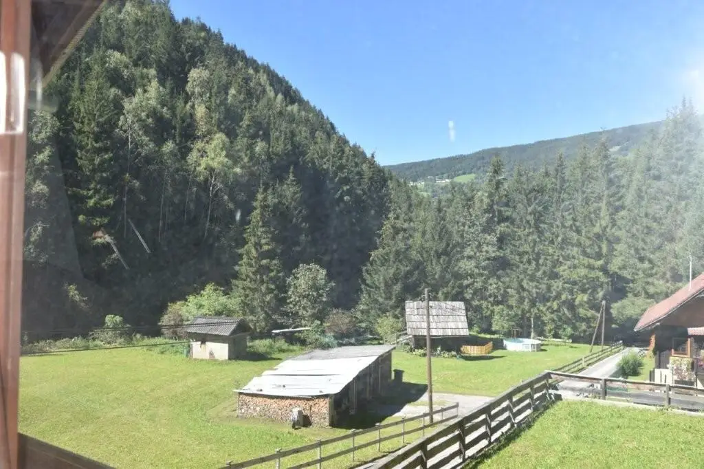 Familienwohnung with large natural garden and parking