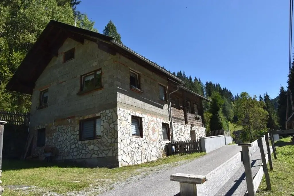 Familienwohnung with large natural garden and parking