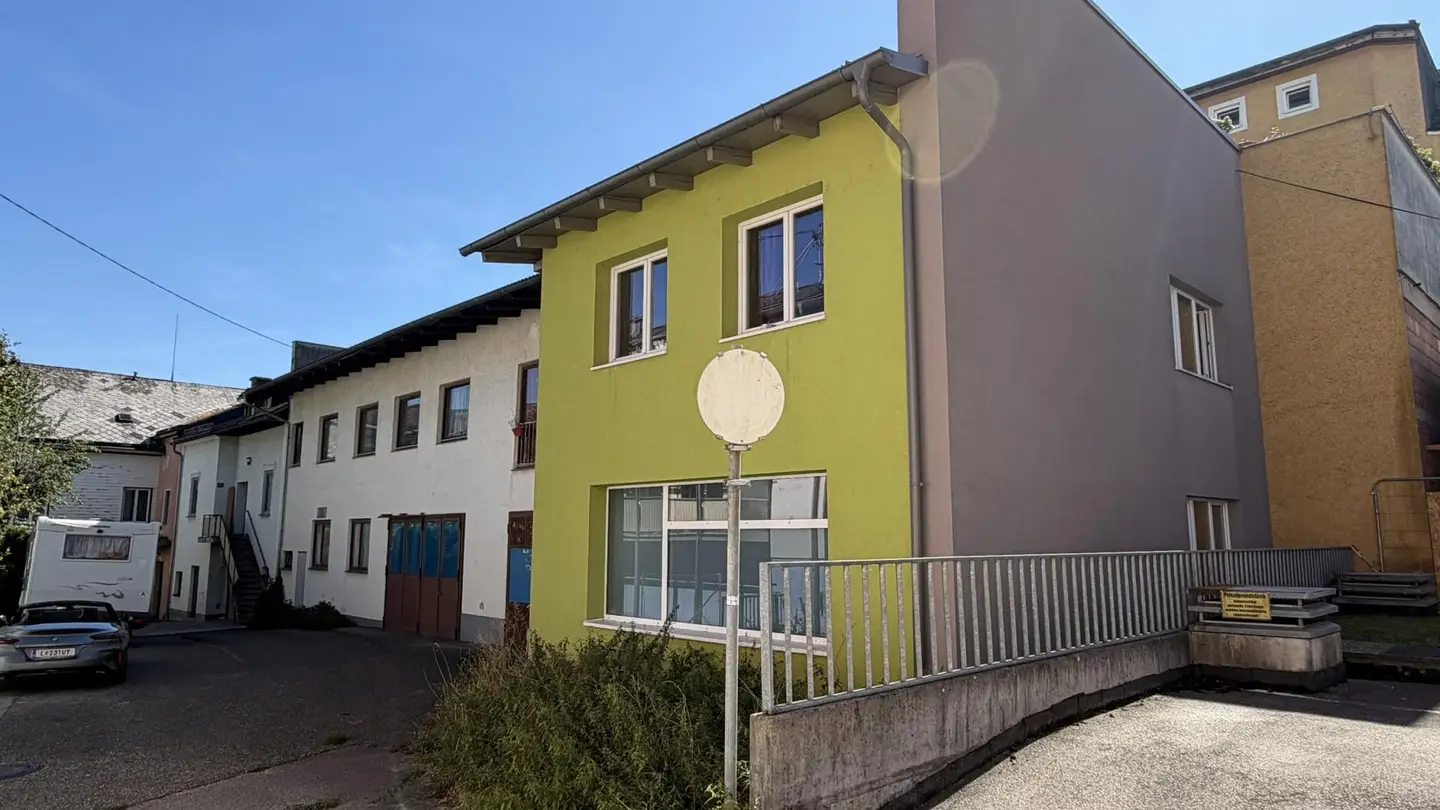 Zentral gelegene Wohnung mit Atelierpotenzial