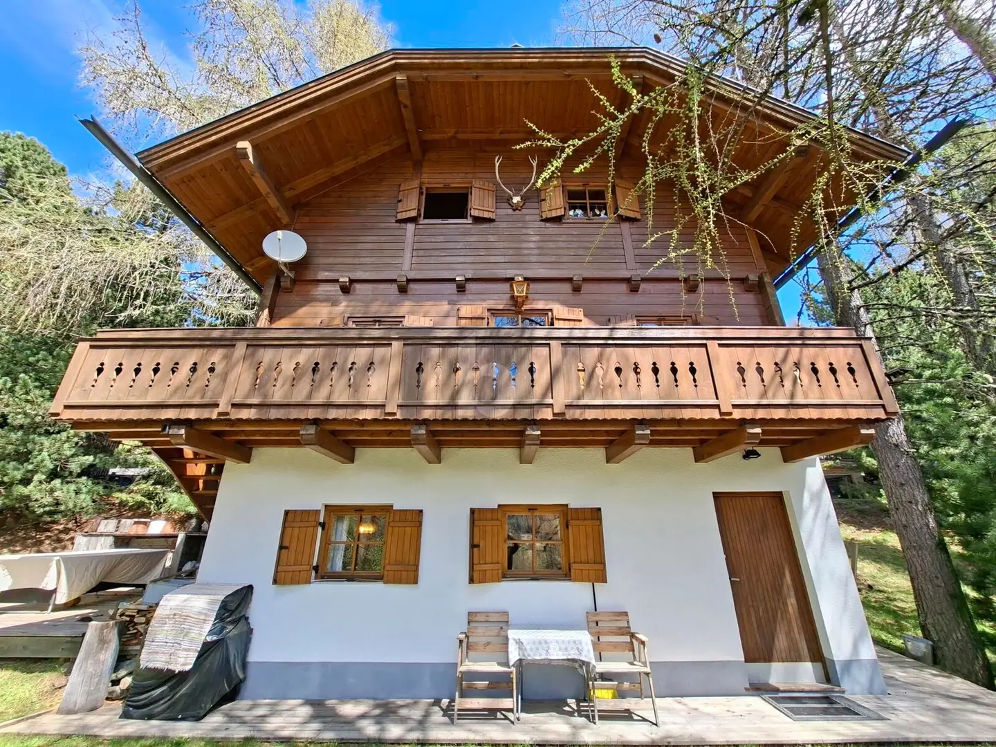 Möblierte Ferienwohnung mit großer Terrasse und Carport