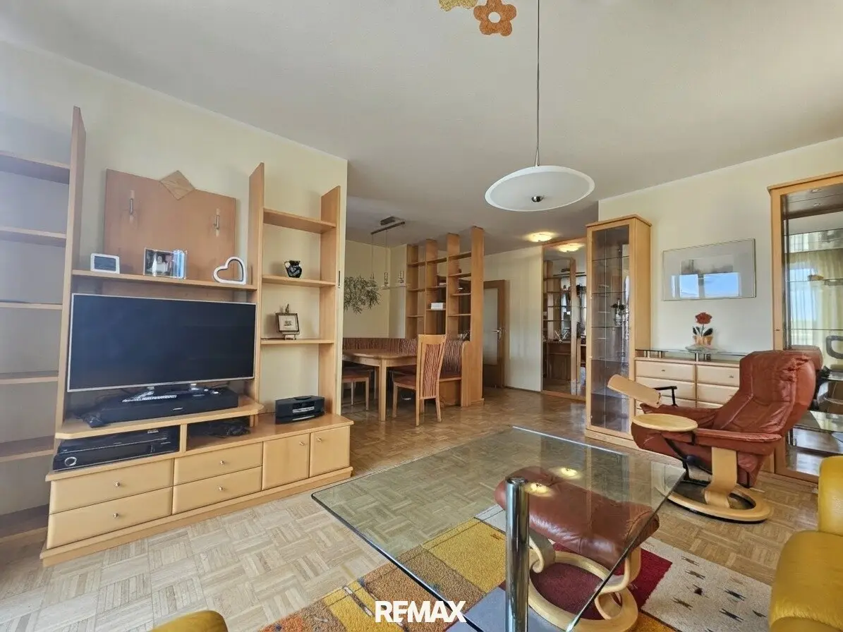 Well-kept 4-room attic apartment in Linz with 2 terraces and 2 underground parking spaces
