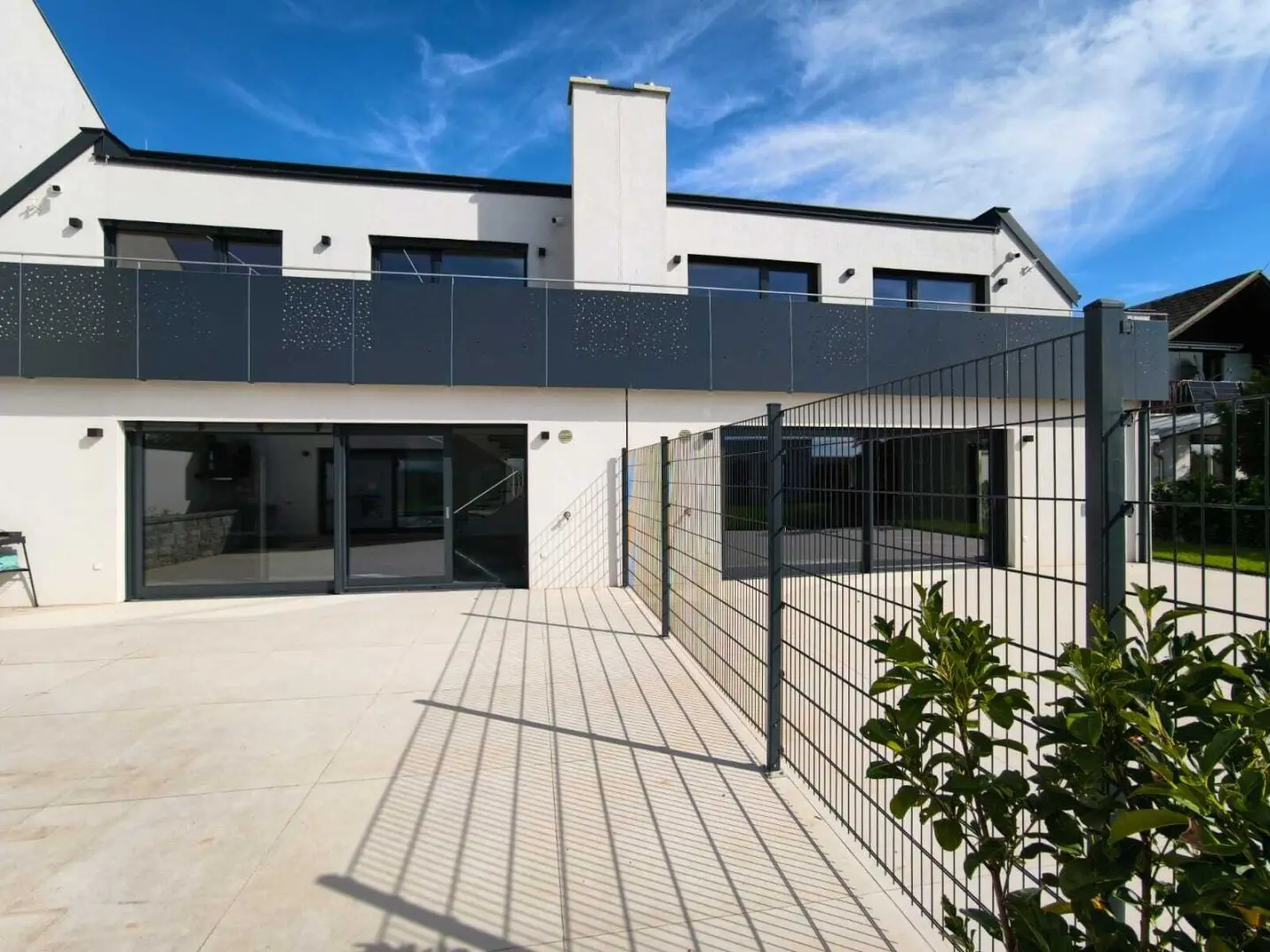 Zwei edle Doppelhaushälften zu vermieten: mit Poolhalle oder mit Sauna + Fitnessraum!