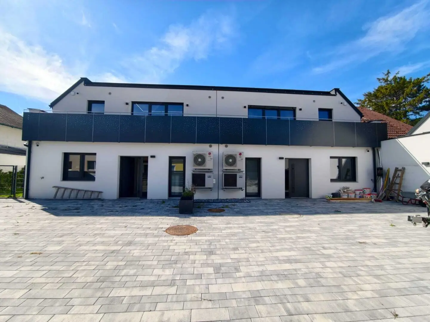 Zwei edle Doppelhaushälften zu vermieten: mit Poolhalle oder mit Sauna + Fitnessraum!
