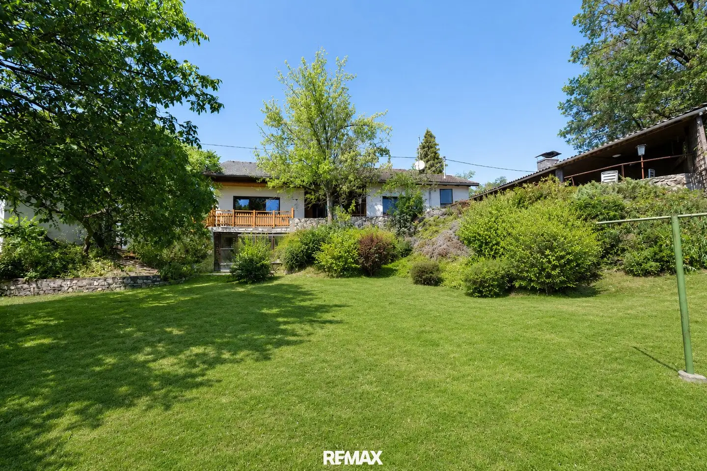 Well-maintained single-family house in a quiet location with garden and view of the Steyr