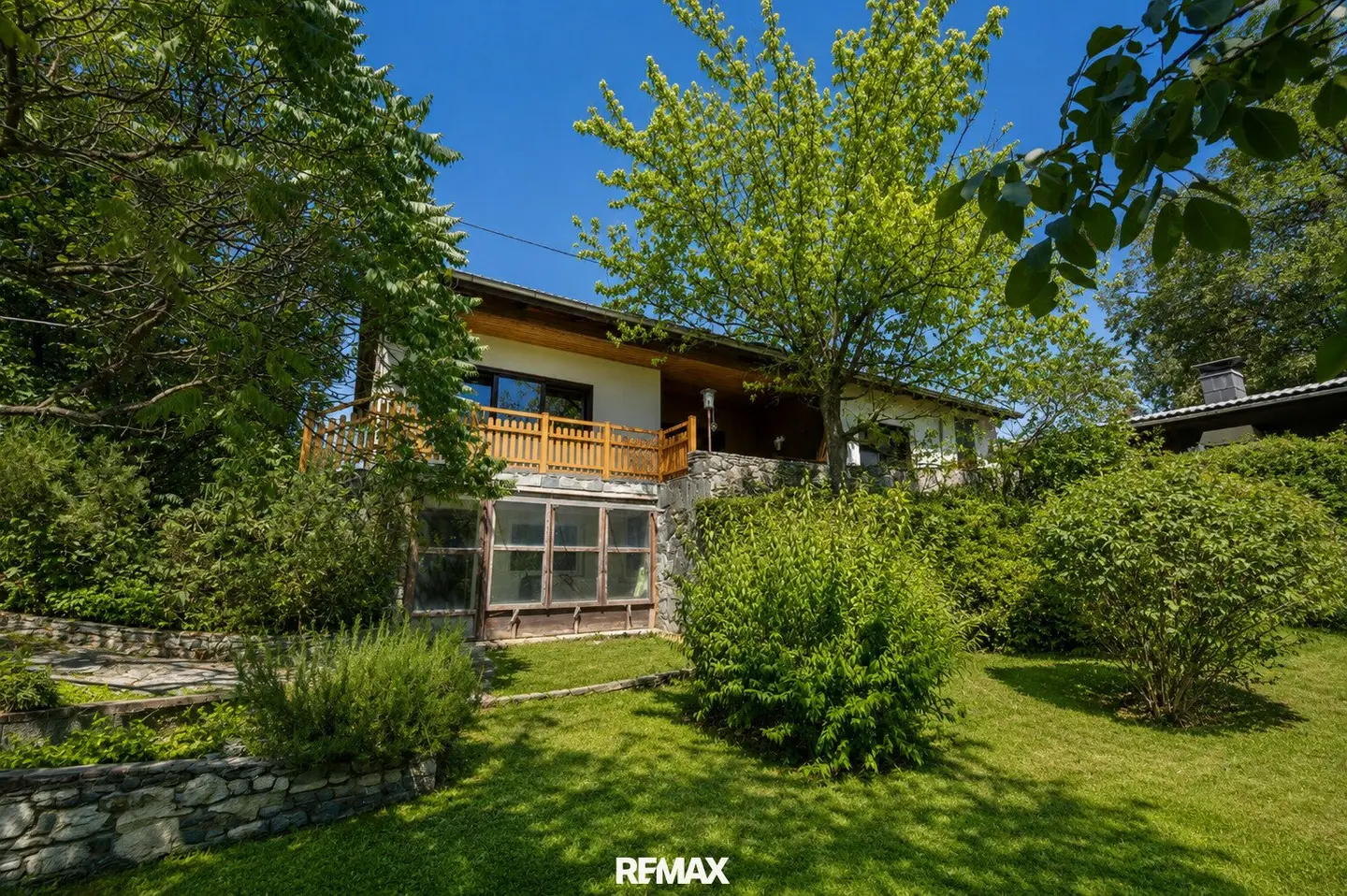 Well-maintained single-family house in a quiet location with garden and view of the Steyr