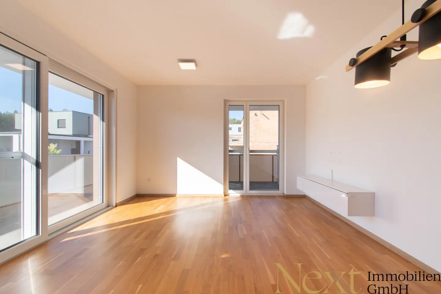 Bright. Modern. Sunny. – Nearly new 3-room apartment with balcony and parking space in Neukirchen bei Lambach for sale