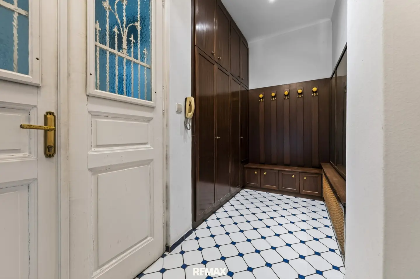 Old building charm above the roofs of Graz – spacious 111 m² apartment with balcony in Jakomini