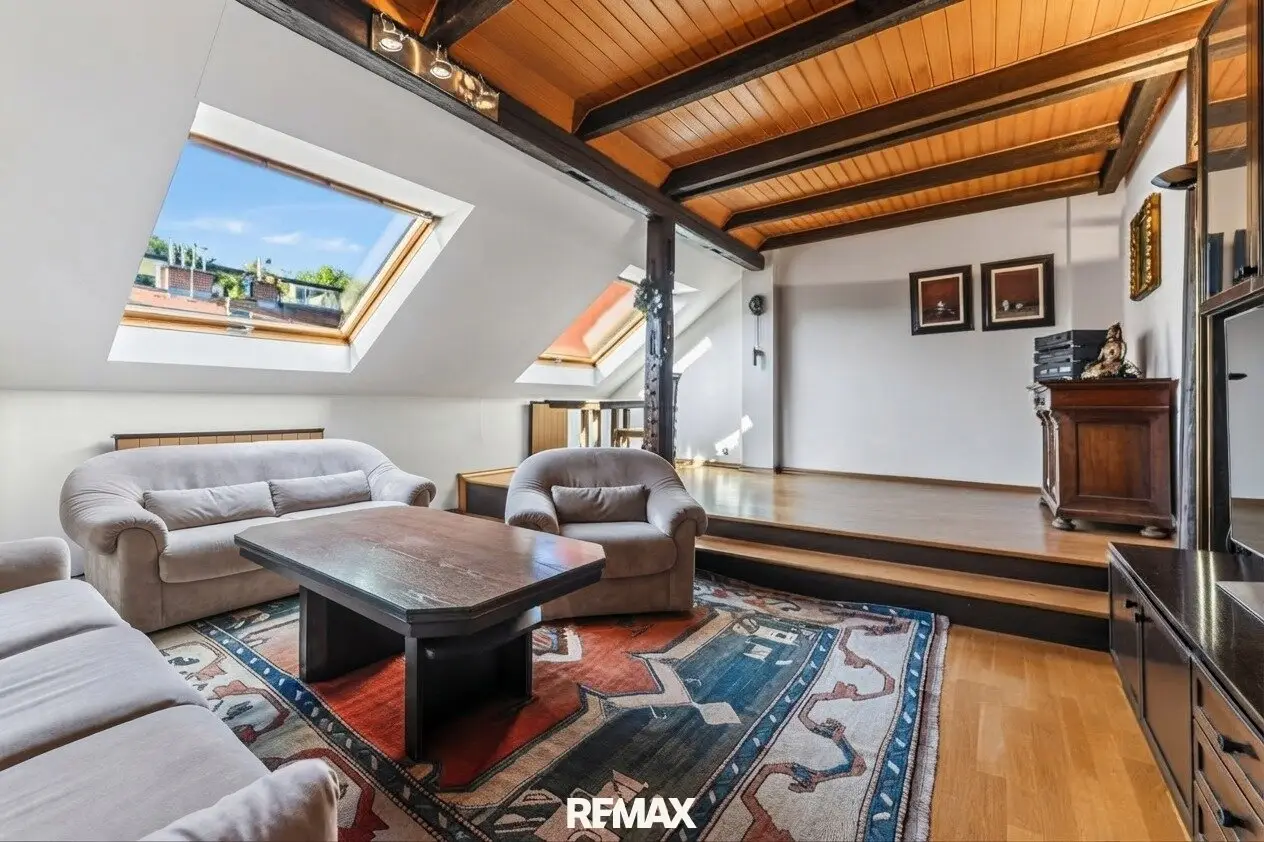 Old building charm above the roofs of Graz – spacious 111 m² apartment with balcony in Jakomini