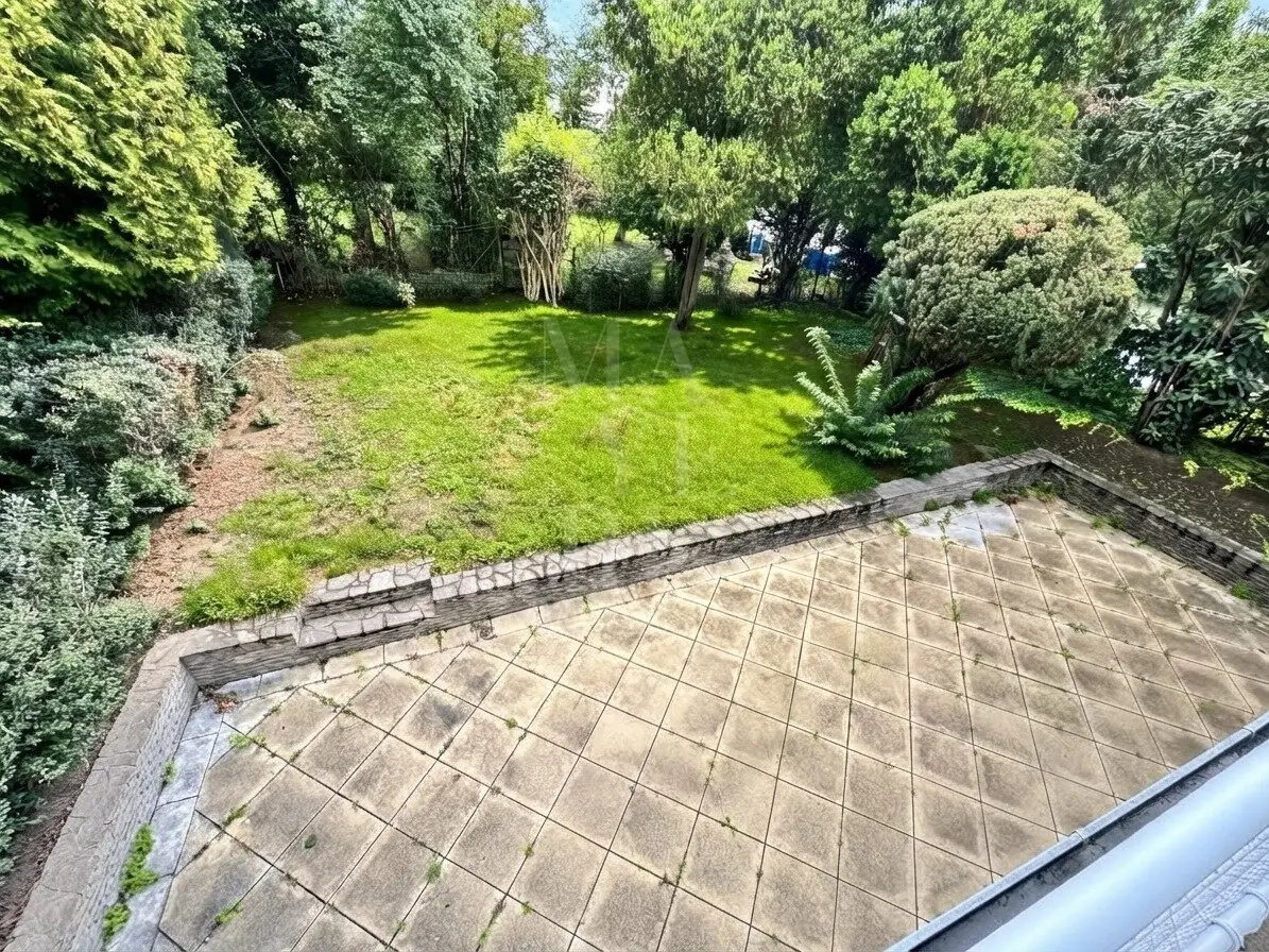Repräsentative Villa mit Terrassen und 300 m² Garten
