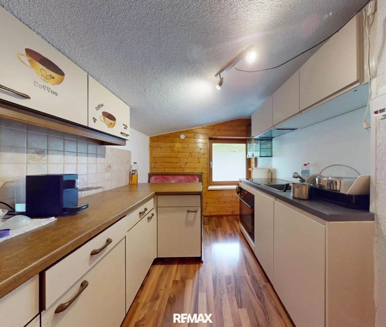 Spacious 2.5-room apartment with car parking space and balcony