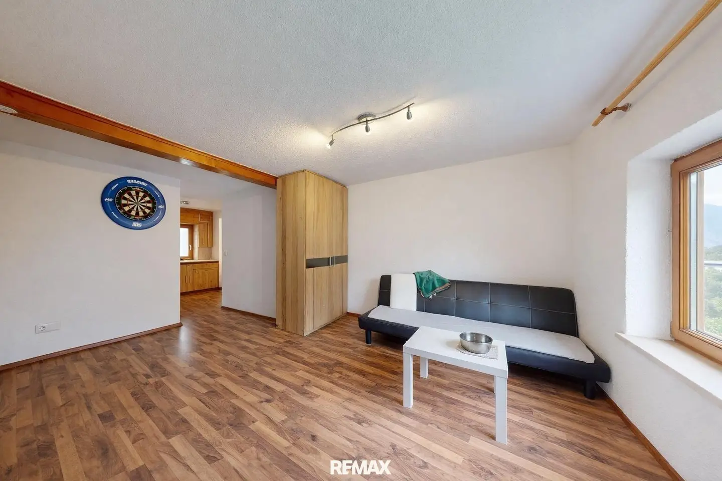 Spacious 2.5-room apartment with car parking space and balcony