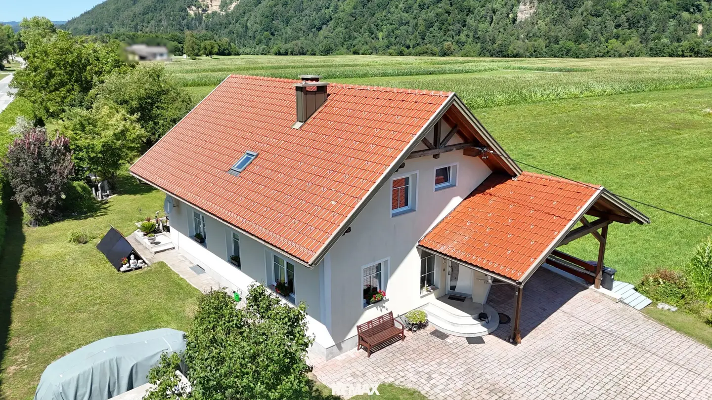Plenty of space to live and design – Single family house with large garden in Glainach