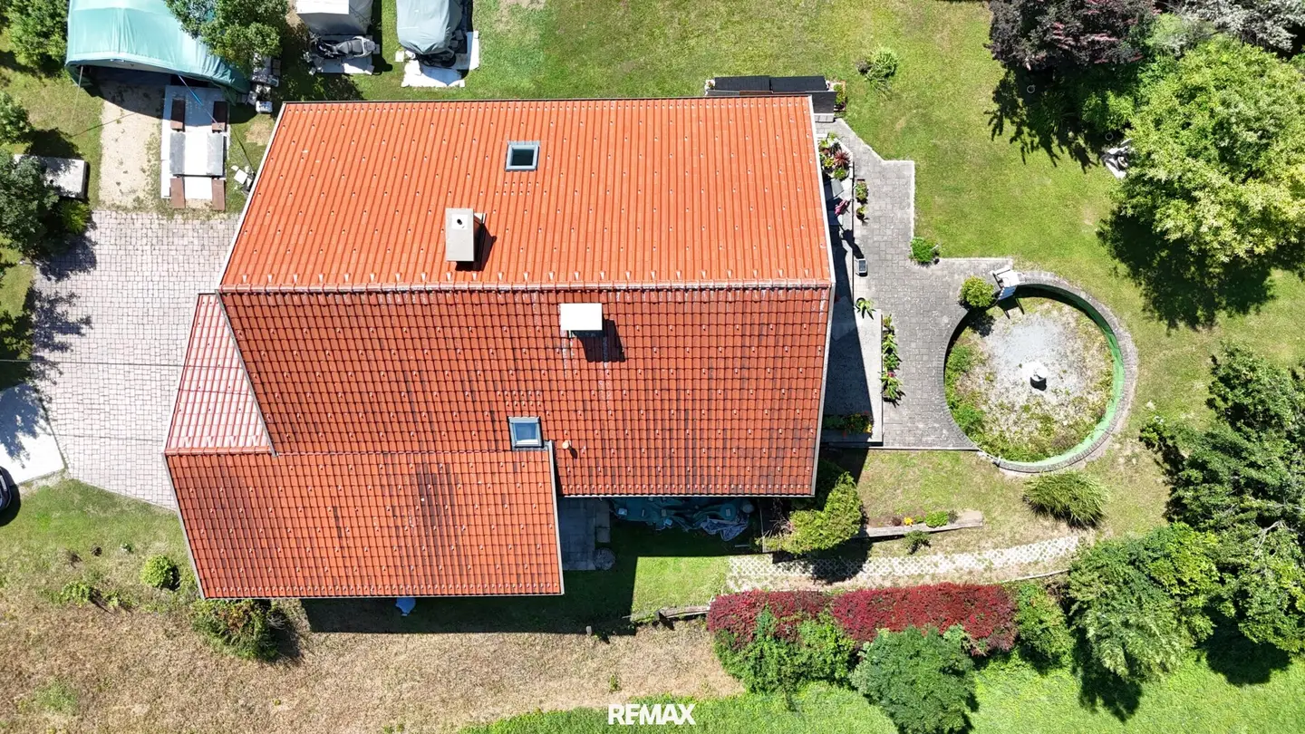 Plenty of space to live and design – Single family house with large garden in Glainach