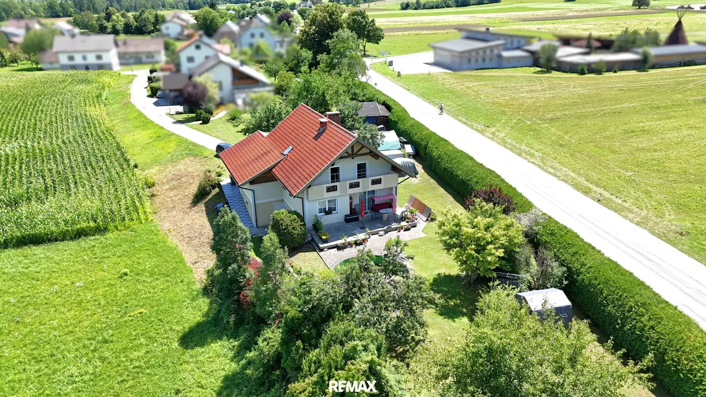 Plenty of space to live and design – Single family house with large garden in Glainach