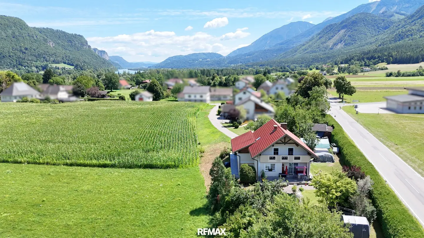 Plenty of space to live and design – Single family house with large garden in Glainach