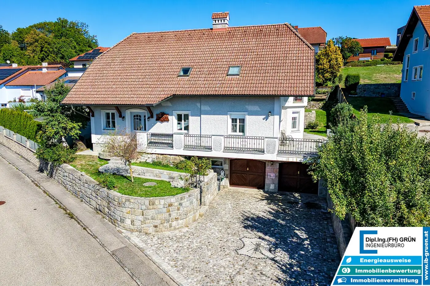 Plenty of space in a sought-after location – family house with swimming pond