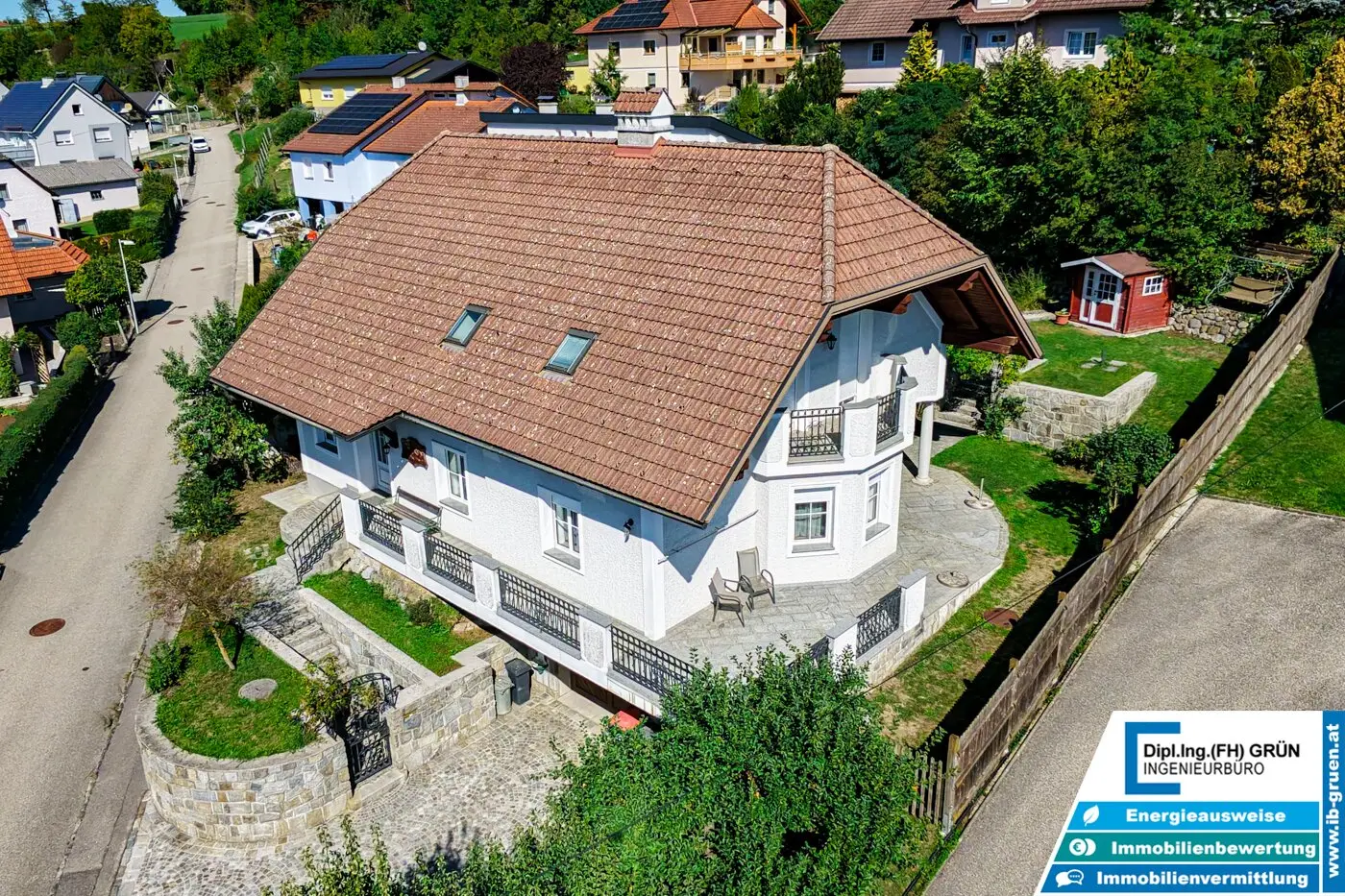 Plenty of space in a sought-after location – family house with swimming pond