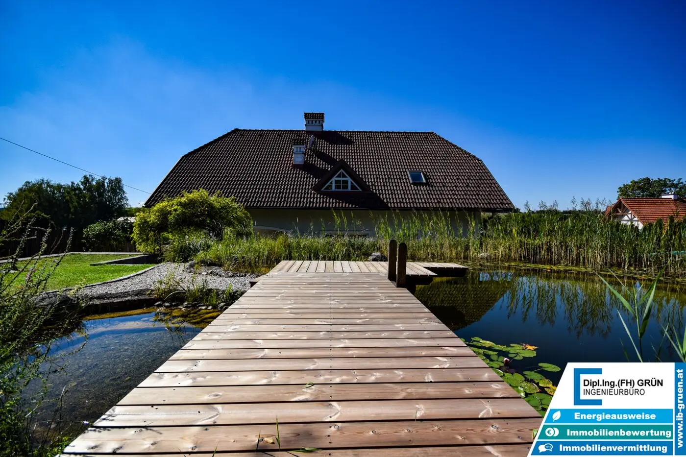 Plenty of space in a sought-after location – family house with swimming pond