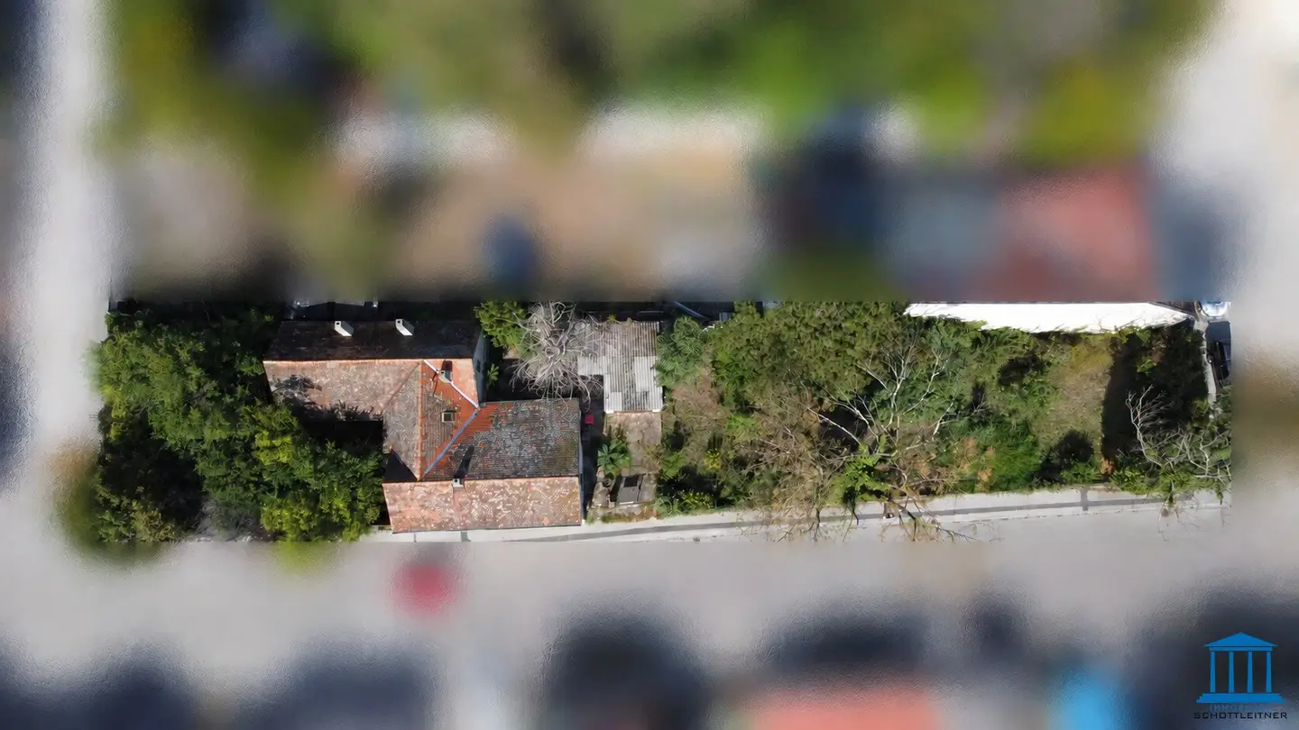 Baugrund mit DREI Straßenfronten - Altbestand vorhanden
