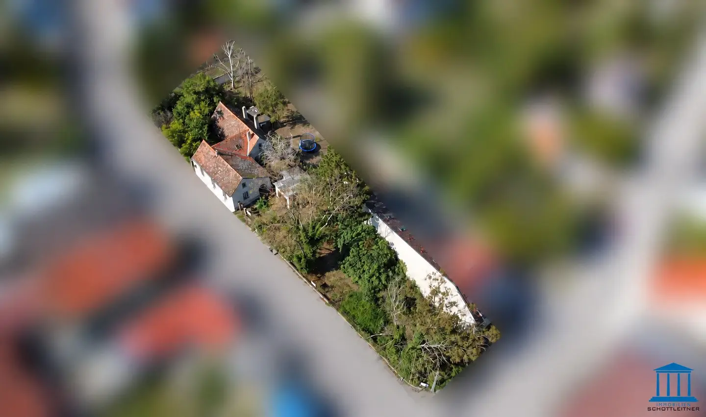 Baugrund mit DREI Straßenfronten - Altbestand vorhanden