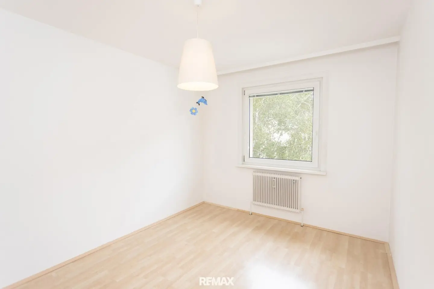 Courtyard-side quiet 2-room apartment on the 4th floor with elevator near Hugo-Wolf-Park