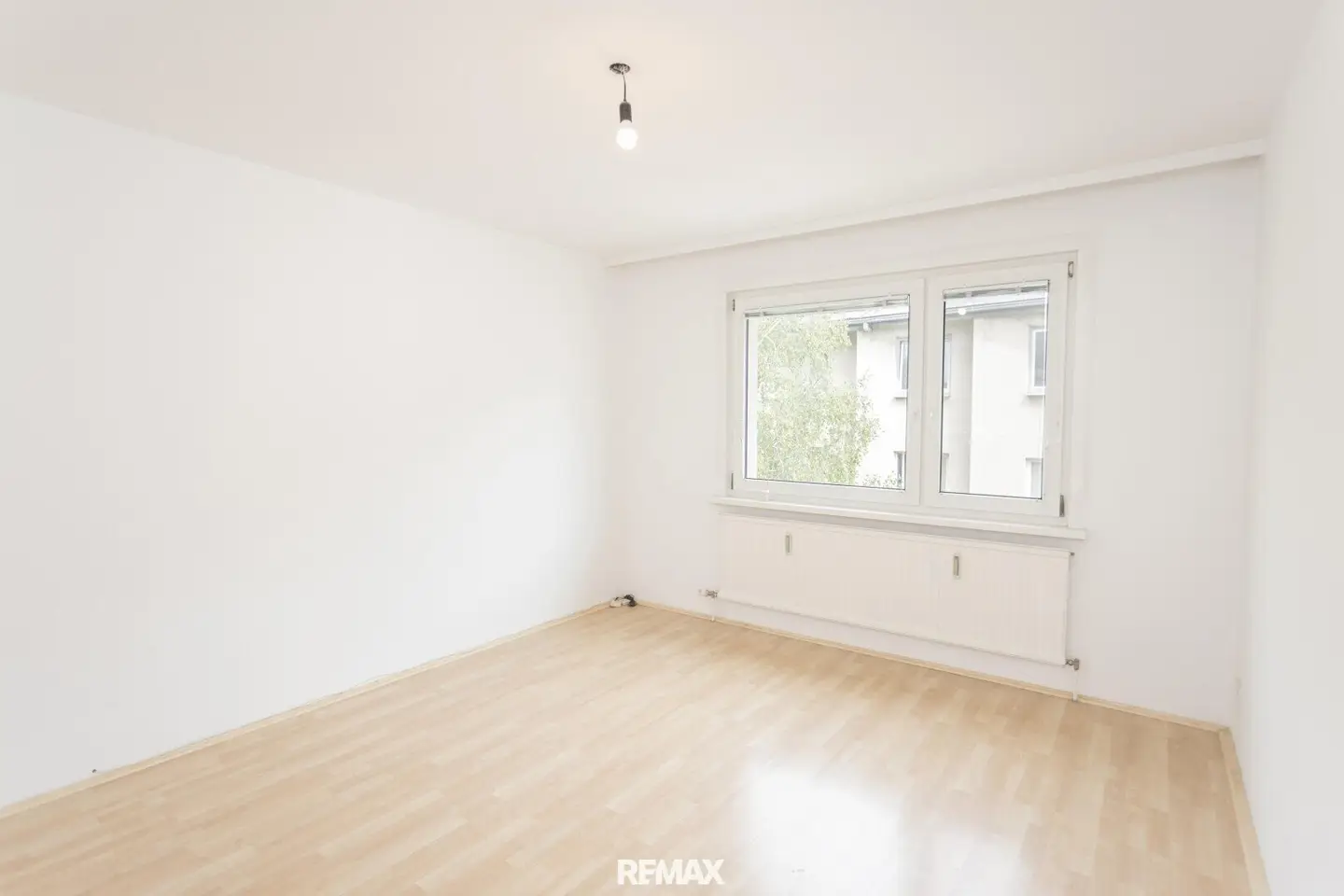 Courtyard-side quiet 2-room apartment on the 4th floor with elevator near Hugo-Wolf-Park