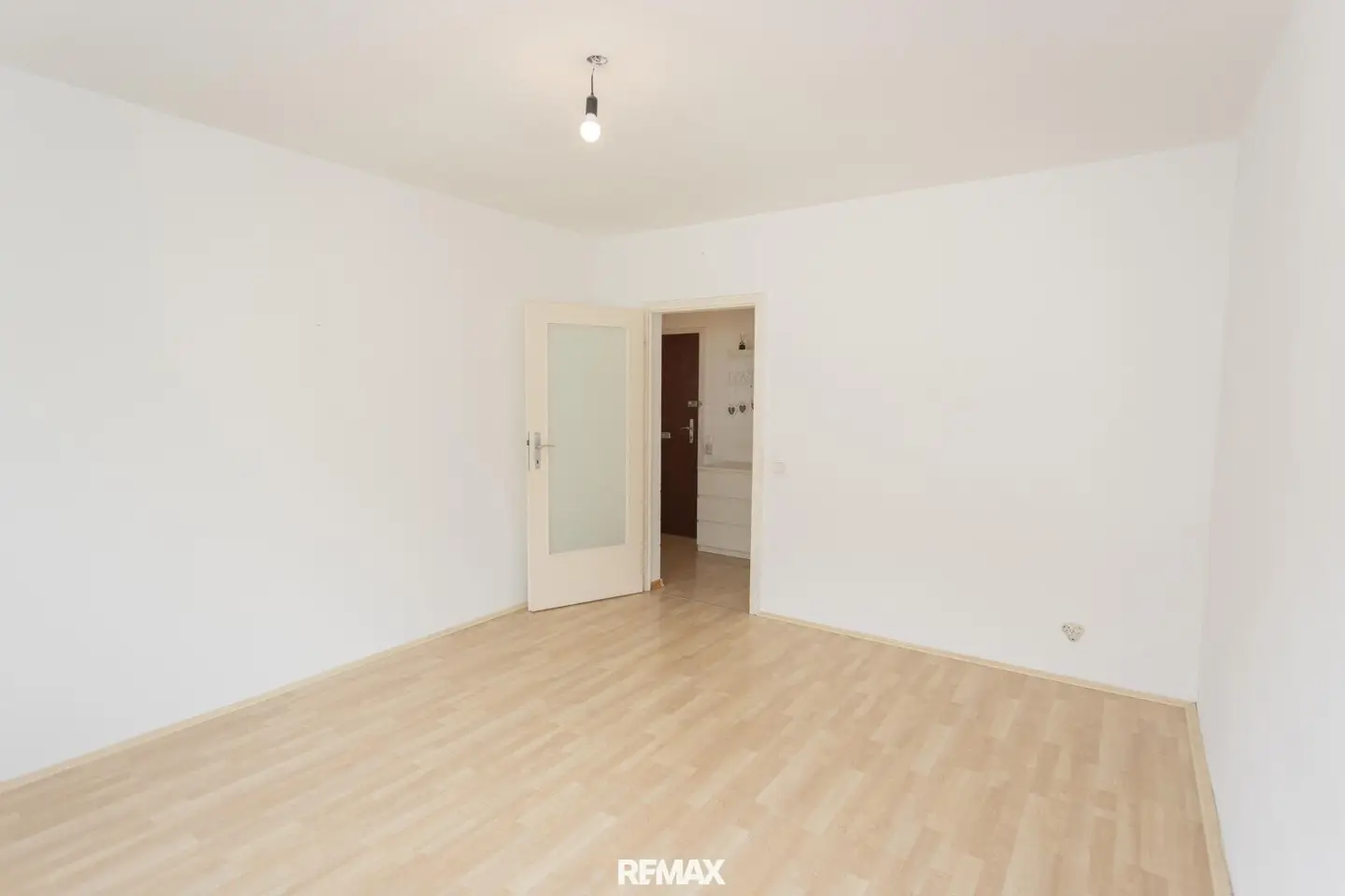 Courtyard-side quiet 2-room apartment on the 4th floor with elevator near Hugo-Wolf-Park
