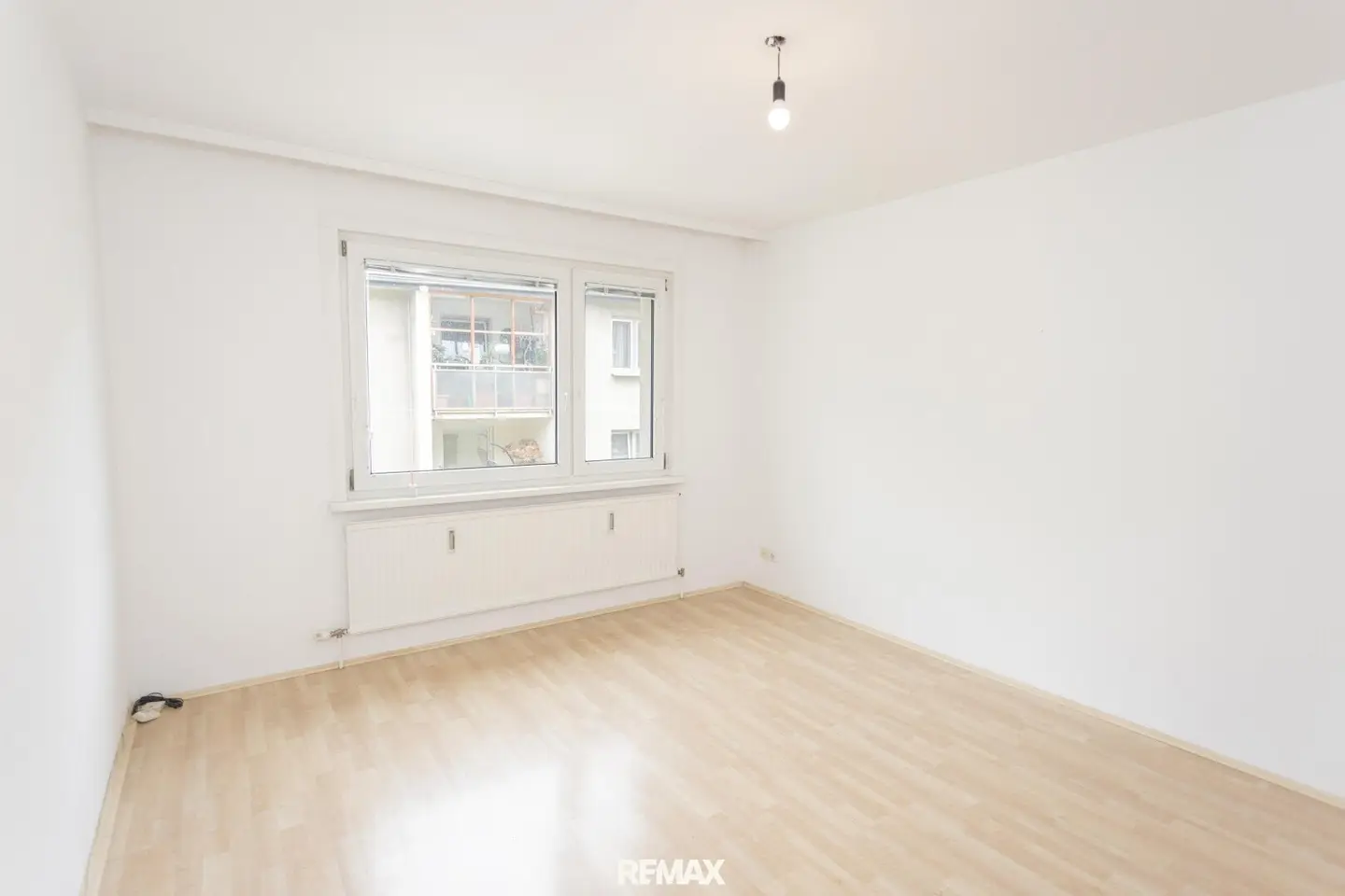 Courtyard-side quiet 2-room apartment on the 4th floor with elevator near Hugo-Wolf-Park