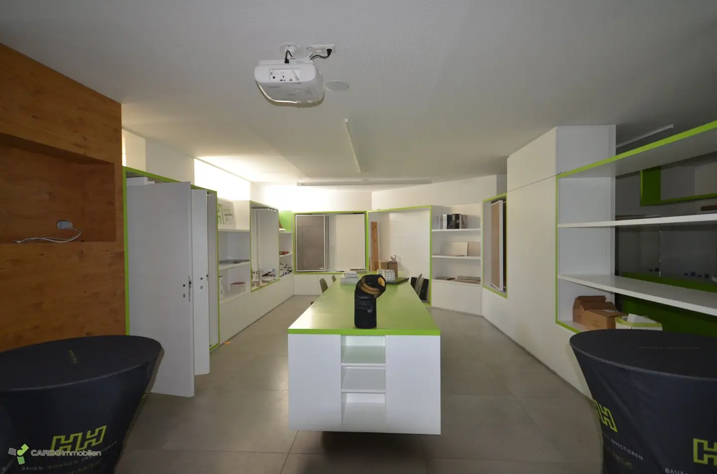Representative commercial premises with garden in immediate proximity to UNO City and subway