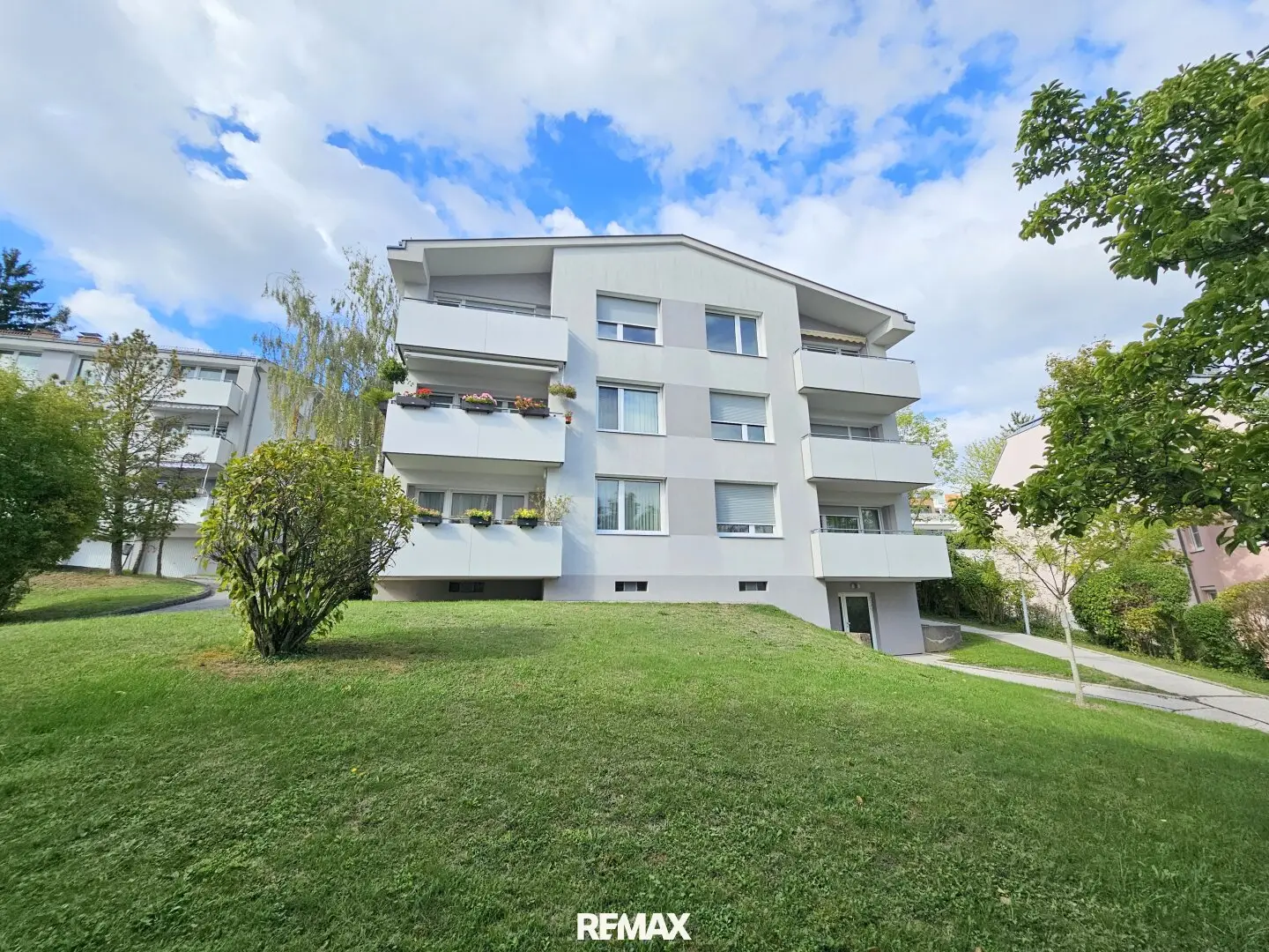 SOUTH BALCONY WITH approx.7.10m² - 4 ROOMS - OBER ST. VEIT - BRIGHT - GREEN - QUIET