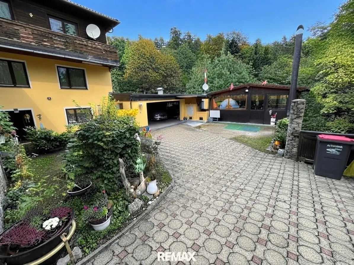 Pure nature Plenty of space for your future Spacious single or two-family house with garden house in an idyllic location