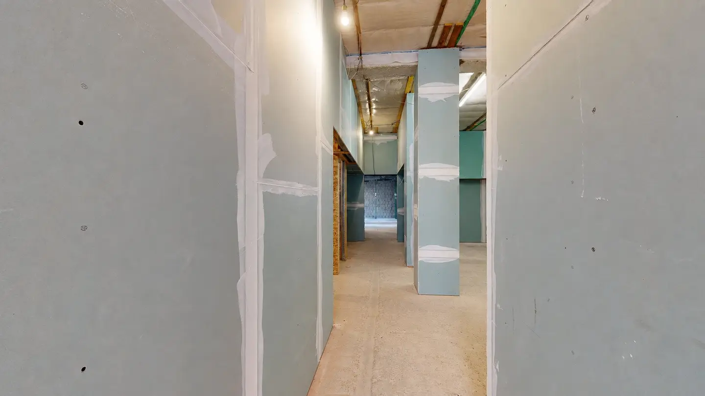 Vielseitig nutzbares Geschäftslokal / Büro mit Straßenzugang und Schaufenster in Meidling