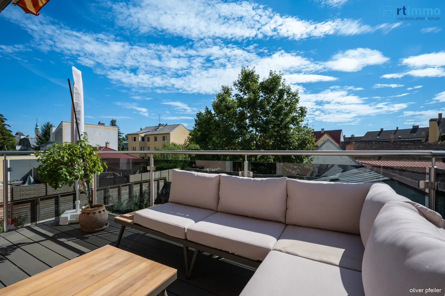 Technically Up to Date – Spacious Family Residence with Dream Garden in Quiet Cul-de-Sac of Stockerau