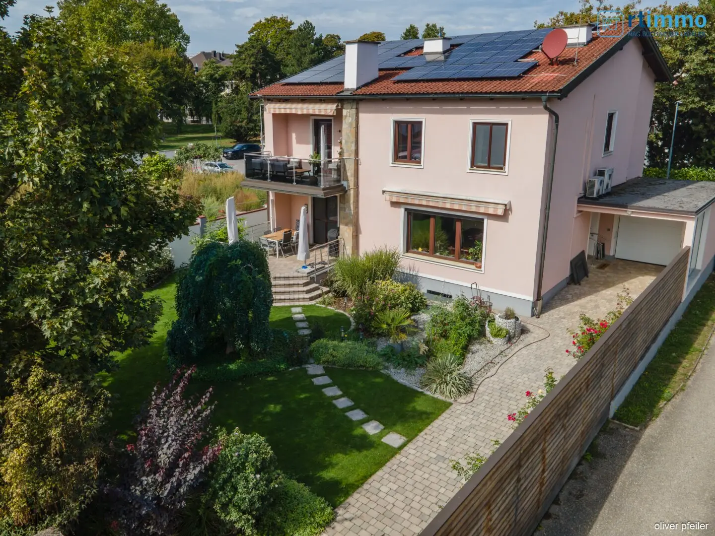 Technically Up to Date – Spacious Family Residence with Dream Garden in Quiet Cul-de-Sac of Stockerau
