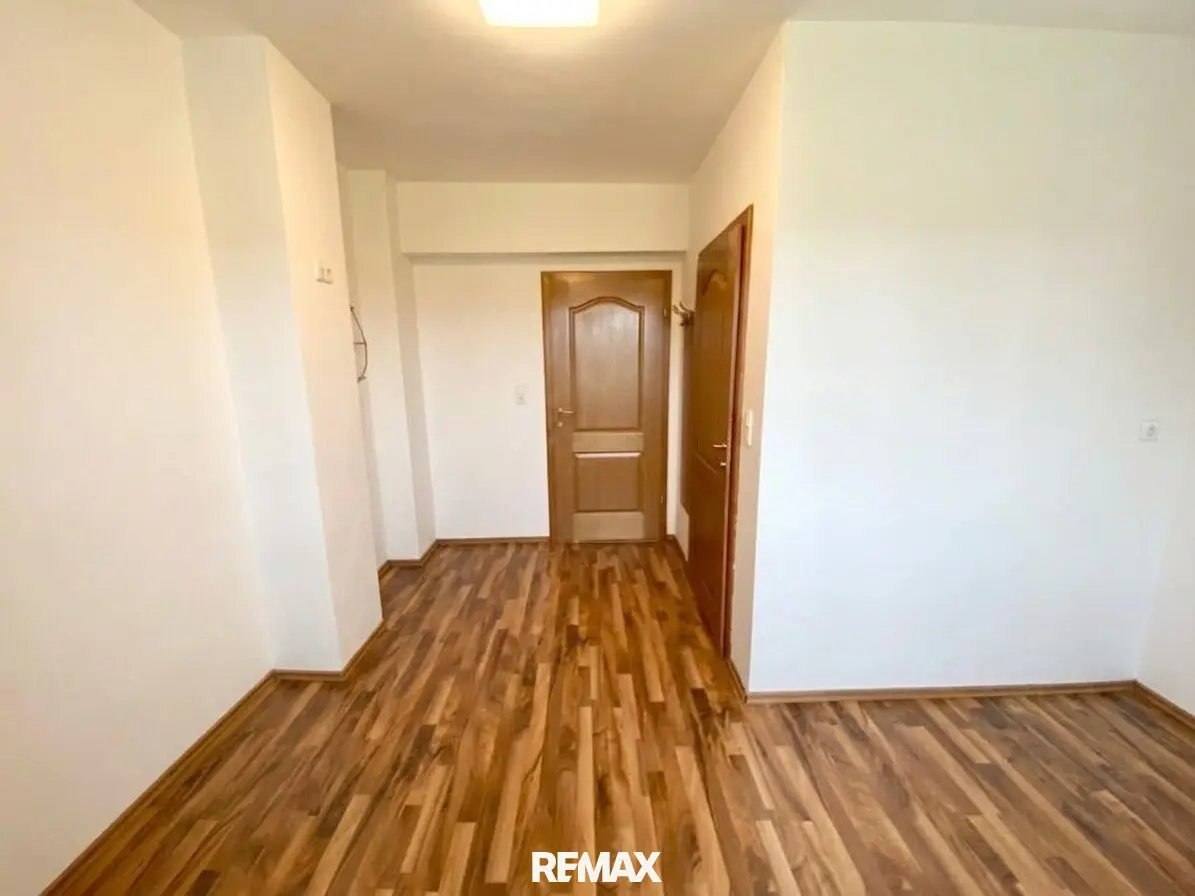 Well-kept mini apartment with bathroom in central location Room 10! Near BMW, SKF!!!