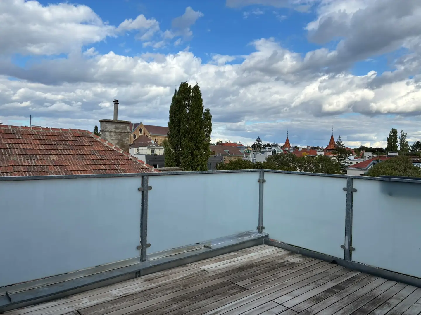 Dachgeschosswohnung with terrace and garage included