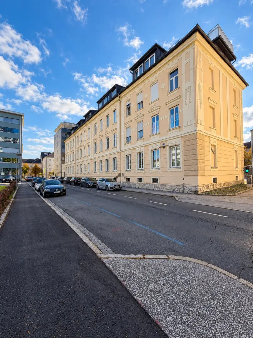 Charming 2 room apartment with loggia in central location